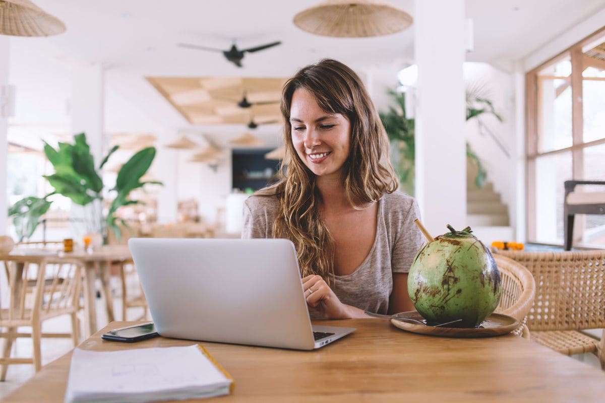 How to Travel and Make Money: 16 Ideas to Consider